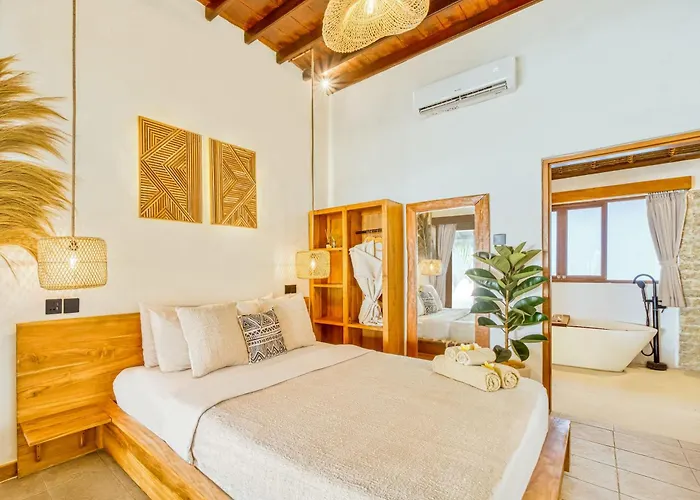 Villa Barcelona - Private 6 Bdr Brand New In Seminyak, Location, Large Pool & Garden Seminyak